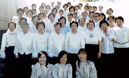 合唱前にメンバーで撮った集合写真です。白い衣装で統一しています。